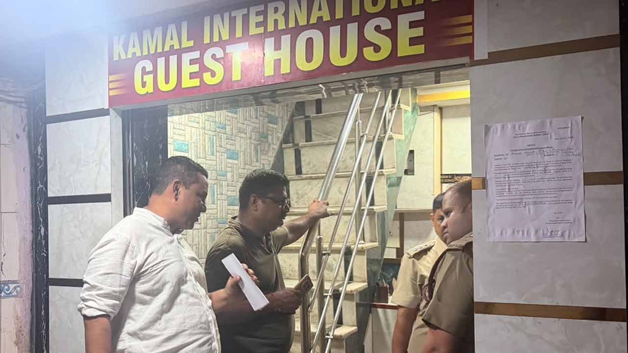 নিউ মার্কেটে বড়সড় অভিযান, বন্ধের নোটিস ১১ হোটেলে