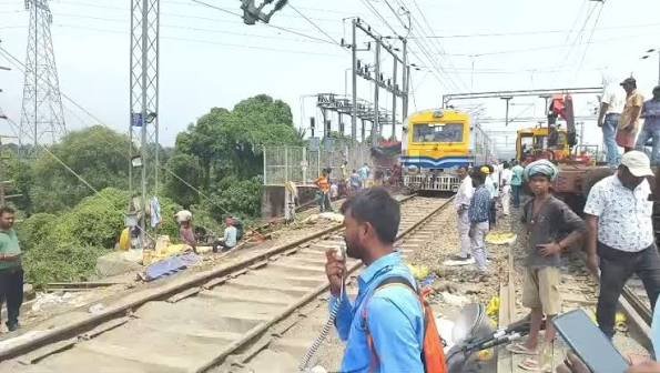 ৬৫ ঘণ্টার দীর্ঘ অপেক্ষার অবসান, ফারাক্কা দিয়ে ফের স্বাভাবিক ট্রেন চলাচল