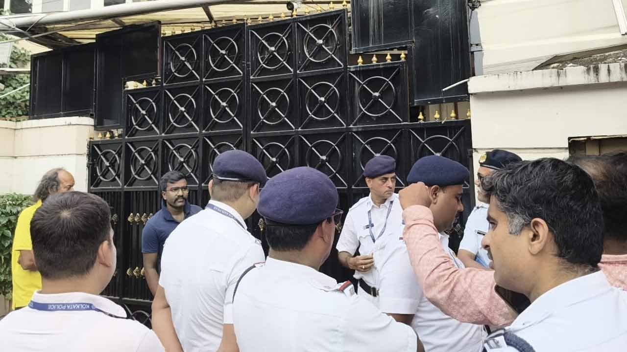 ক্যামাক স্ট্রিটের বিলবোর্ড-কাণ্ডে ফের অভিষেককে নোটিস পুলিশের, ৪৮ ঘণ্টা সময় চাইলেন তৃণমূল সাংসদ
